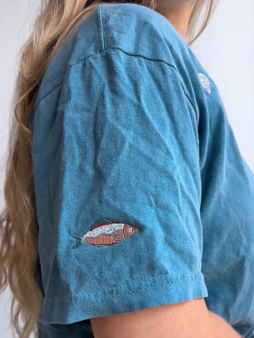 NWT 100% Cotton Denim Blue Embroidered Coastal Beachy Graphic Tee - Picture 5 of 6